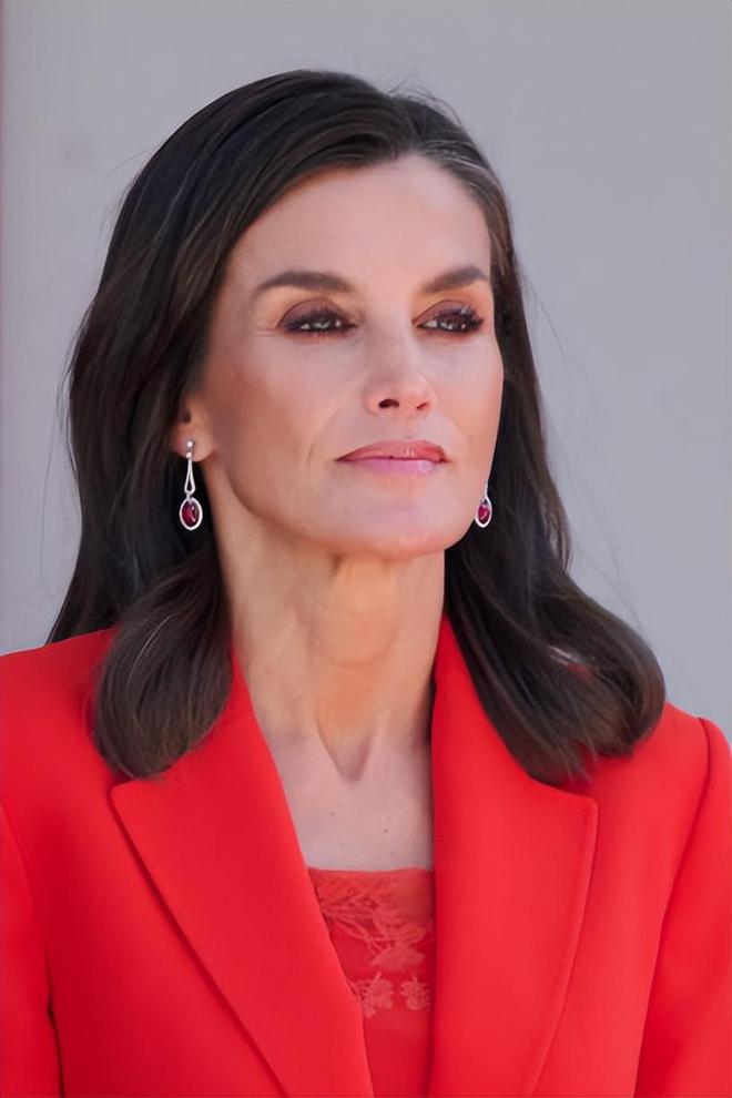 西班牙王后做回自己！出席活动穿平底运动鞋一身红色西装好惊艳(图5)