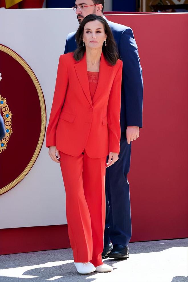 西班牙王后做回自己！出席活动穿平底运动鞋一身红色西装好惊艳(图3)