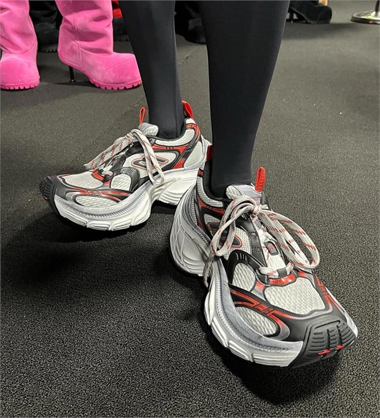 BALENCIAGA 2024 秋季大秀 10XL 运动鞋备受瞩目星空官方体育(图2)