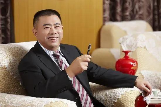 星空体育平台200亿暴跌10倍!“一代鞋王”跌落神坛中产不爱穷鬼不穿(图7)