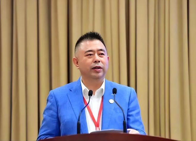 星空体育平台200亿暴跌10倍!“一代鞋王”跌落神坛中产不爱穷鬼不穿(图9)
